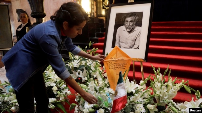Un hombre coloca una cometa en tributo al fallecido artista plástico oaxaqueño Francisco Toledo, en el Palacio de Bellas Artes de Ciudad de México, el 6 de septiembre de 2019. Reuters/Luis Cortés.