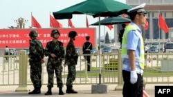 Polisi China melakukan penjagaan di kawasan Lapangan Tiananmen, Beijing (3/6).