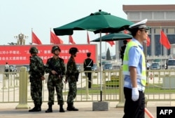 天安门广场上的中国警察。周永康曾长期指挥警察