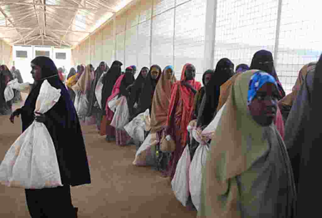 Refugiados somalíes esperan por las donaciones de comida del Programa Mundial de Comida, Dabaad, Kenia.