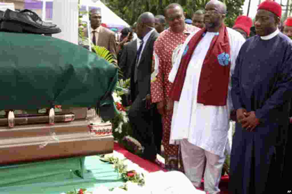 Shugaban Nijeriya Goodluck Jonathan. An yi jana'izar shugaban kungiyar Biafra Ojukwu.