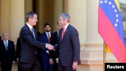 El presidente paraguayo, Mario Abdo Benítez, y el presidente interino de Venezuela, Juan Guaidó, se dan la mano durante una reunión en el Palacio López en Asunción, Paraguay, el 1 de marzo de 2019. 