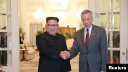 6·12 미북상회담을 이틀 앞둔 10일 싱가포르 총리 집무실인 이스타나에서 김정은 북한 국무위원장(왼쪽)과 리셴룽 싱가포르 총리가 악수를 하고 있다.