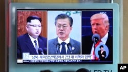 지난달 한국 서울역 대기실에 설치된 TV에 김정은 북한 국무위원장, 도널드 트럼프 미국 대통령, 문재인 한국 대통령이 나란히 나오고 있다.