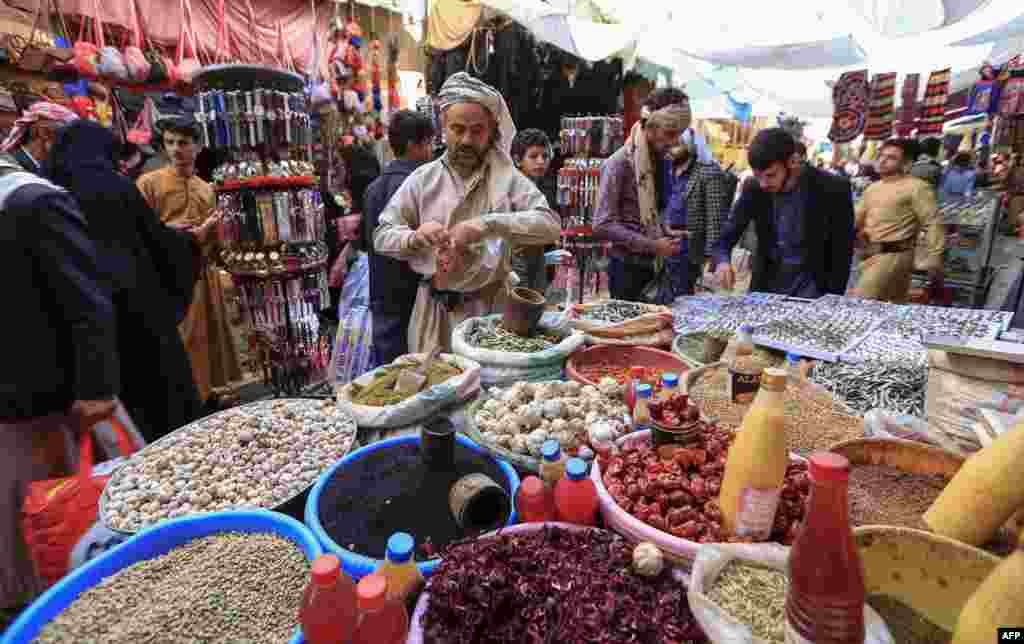 د یمن په صنعا ښار کې روژې مبارکې میاشتې لپاره خریداري