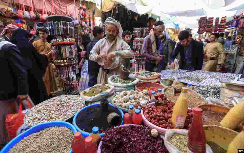 ازدحام مردم برای خریداری ماه رمضان در بازار شهر صنعا، پایتخت یمن 