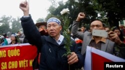 People take part in an anti-China protest to mark the 43th anniversary of the China's occupation of the Paracel Islands in the South China Sea in Hanoi, Jan. 19, 2017.