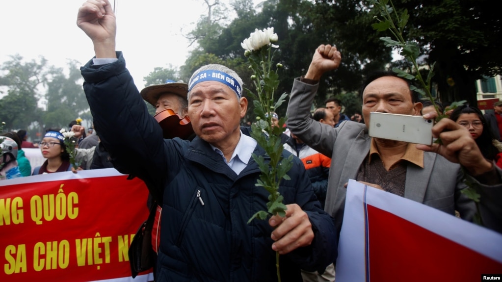 People take part in an anti-China protest to mark the 43th anniversary of the China's occupation of the Paracel Islands in the South China Sea in Hanoi, Jan. 19, 2017. 
