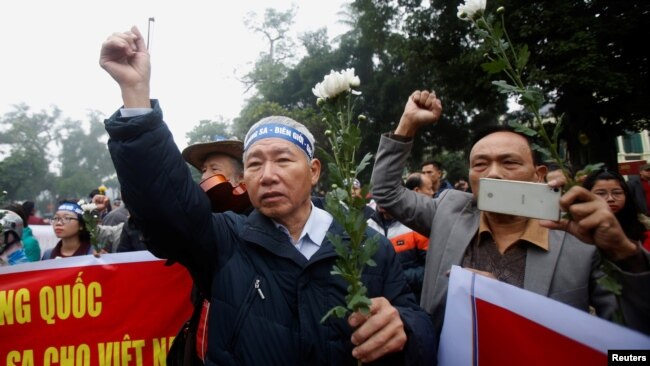 Người biểu tình chống Trung Quốc để kỷ niệm 43 năm trận hải chiến Hoàng Sa ở Hà Nội, ngày 19/1/2017. (Ảnh minh họa)