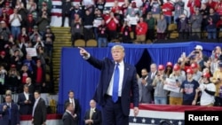 Presiden AS Donald Trump menyapa para pendukungnya saat kampanye di Milwaukee, Wisconsin, 14 Januari 2020. (Foto: Reuters)