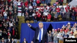 El presidente Donald Trump saluda a sus simpatizantes durante un acto de campaña política en Milwaukee el 14 de enero de 2020.