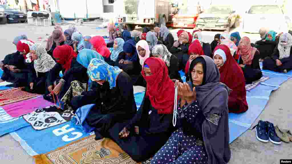 در لیبیا که یک کشور جنگ زده به شمار می رود، شماری از مهاجرین حین ادای نماز عید فطر در یکی از کمپ مهاجرین واقع در شهر تریپولی آن کشور&nbsp; &nbsp;