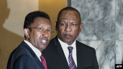 Le président malgache Hery Rajaonarimampianina (à gauche) et le Premier ministre Christian Ntsay (à droite) assistent à l'annonce du nouveau gouvernement au palais présidentiel d'Iavoloha, à Antananarivo, le 11 juin 2018.