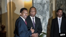 Le président malgache Hery Rajaonarimampianina, à gauche, et le Premier ministre Christian Ntsay, à droite, assistent à l'annonce du nouveau gouvernement au palais présidentiel d'Iavoloha, à Antananarivo, le 11 juin 2018.