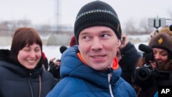 Russian opposition activist Ildar Dadin (center) speaks to journalists as his wife Anastasia Zotova (left) smiles upon leaving a prison in Rubtsovsk, 3,400 kilometers ( 2,125 miles ) east of Moscow, Feb. 26, 2017. 