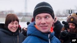 FILE - Russian opposition activist Ildar Dadin (center) speaks to journalists as his wife Anastasia Zotova (left) smiles upon leaving a prison in Rubtsovsk, Russia, Feb. 26, 2017. 