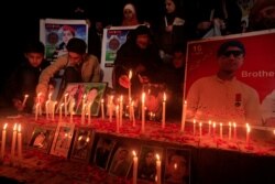 آرمی پبلک اسکول پشاور پر دہشت گرد حملے میں ہلاک ہونے والوں کی یاد میں شمعیں روشن کی گئیں۔