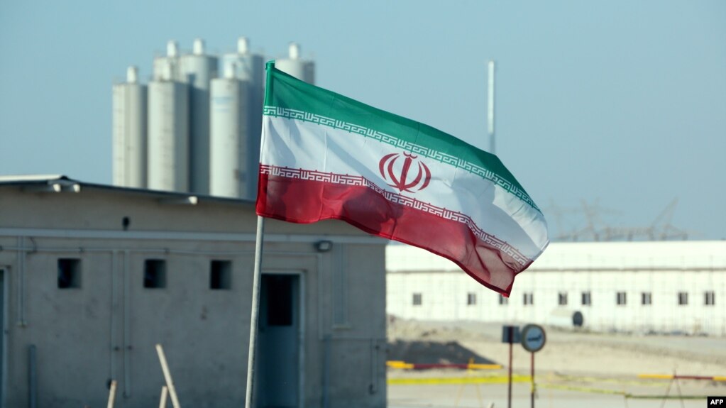 一面伊朗国旗在布什尔核电厂前飘扬。（2019年11月10日）(photo:VOA)