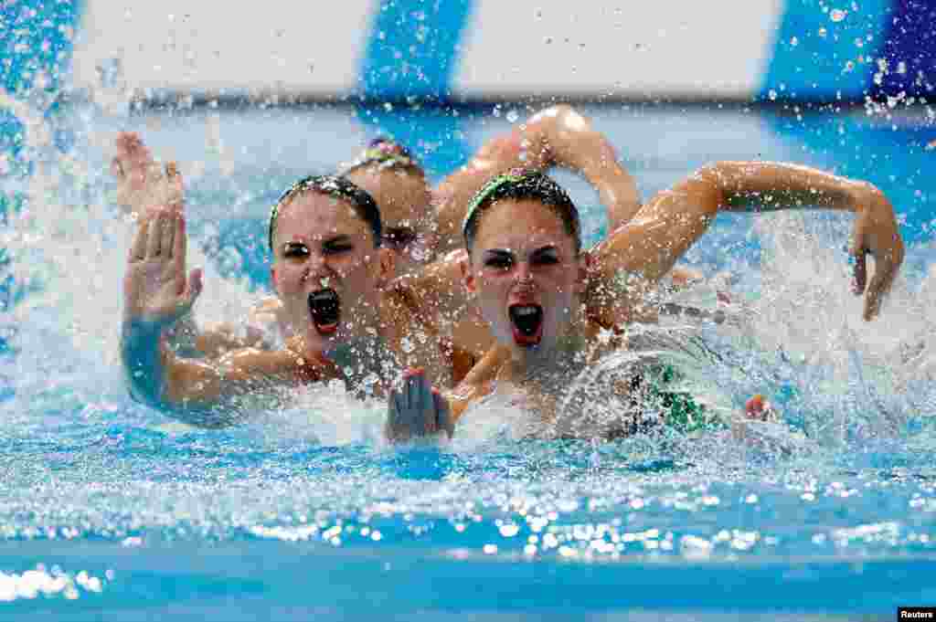 영국 글래스고에서 열린 2018 유럽 선수권 대회 싱크로나이즈 수영팀 결승전에서 벨라루스팀이 경기를 펼치고 있다.