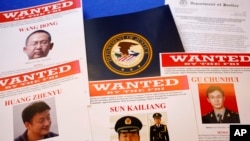 Hình ảnh 5 nhân viên quân đội Trung Quốc bị truy tố tại Bộ Tư Pháp Hoa Kỳ ở Washington, ngày 19/4/2014.