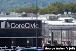 Lembaga Pemasyarakatan Trousdale Turner yang dioperasikan oleh CoreCivic terlihat pada Kamis, 29 Agustus 2024, di Hartsville, Tennesse. (George Walker IV/AP)