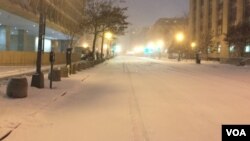 El mayor peligro ahora está en los árboles que puedan caer por el peso de la nieve durante el transcurso de la tormenta.