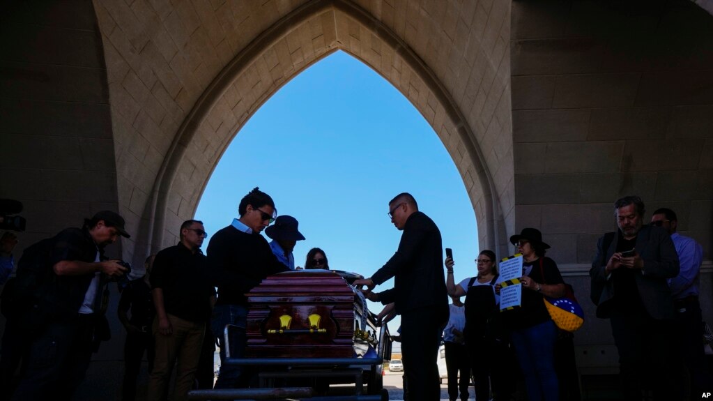 Familiares y amigos del ex militar venezolano Ronald Ojeda presentan sus últimos respetos antes de enterrarlo en el cementerio de Canaán en Santiago, Chile, el viernes 8 de marzo de 2024.
