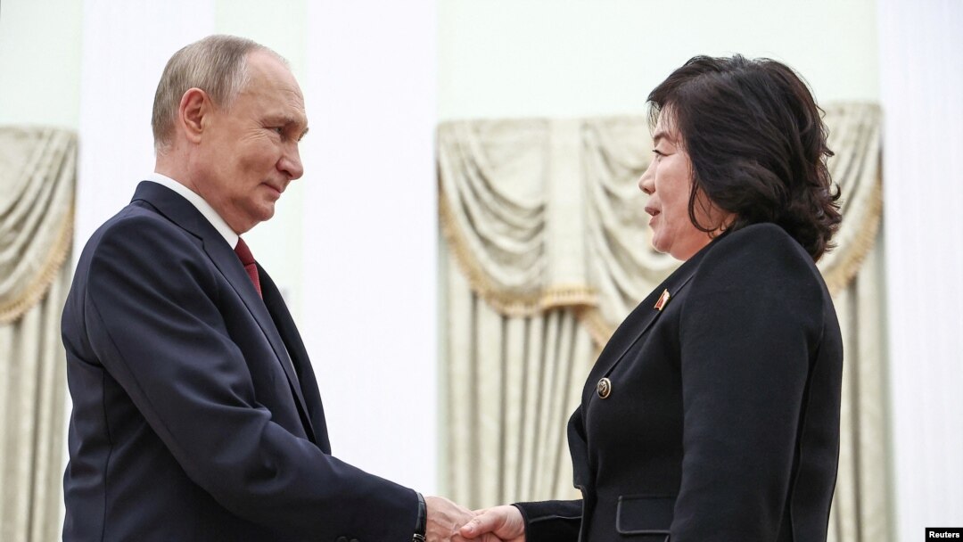 Presiden Rusia Vladimir Putin menerima Menlu Korea Utara Choe Son Hui di Kremlin, Senin (4/11). 