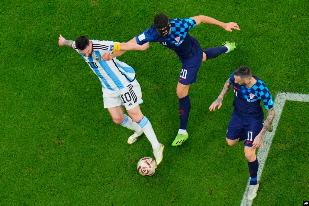 Lionel Messi de Argentina en acción contra Josko Gvardiol de Croacia durante el partido de fútbol de la semifinal de la Copa del Mundo entre Argentina y Croacia en el Estadio Lusail, en Qatar, el martes 13 de diciembre de 2022. (AP Foto/Hassan Ammar)