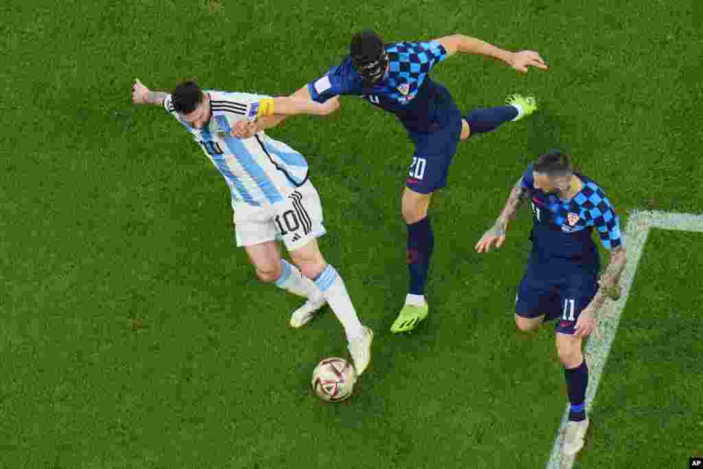 Lionel Messi de Argentina en acción contra Josko Gvardiol de Croacia durante el partido de fútbol de la semifinal de la Copa del Mundo entre Argentina y Croacia en el Estadio Lusail, en Qatar, el martes 13 de diciembre de 2022. (AP Foto/Hassan Ammar)