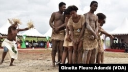 Un des spectacles lors de la journée de la commémoration, à Cotonou, Bénin, le 30 août 2019. (VOA/Ginette Fleure Adandé)