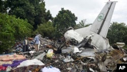 Les débris de l'avion-cargo écrasé à Juba, Sud-Soudan, le 4 novembre 2015. (AP Photo/Jason Patinkin)