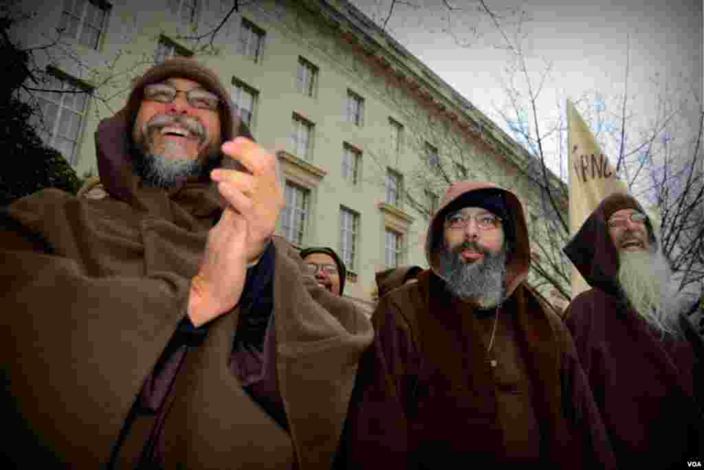Монахи приветствуют колонну 