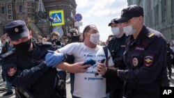 지난 1일 러시아 극동 하바롭스크의 주지사 체포 사건과 관련해 지역 주민들이 블라디미르 푸틴 정부를 항의하는 시위를 벌였다. 경찰이 한 남성 시위자를 구금하고 있다.