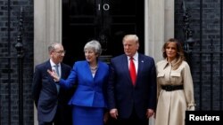 Presiden AS Donald Trump dan istrinya, Melania, bertemu PM Inggris Theresa May dan suaminya, Philip, di Downing Street, London (4/6).