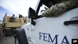 Salah satu kendaraan FEMA (Badan Manajemen Urusan Bencana AS) digunakan untuk mengangkut bantuan untuk komunitas Santa Ana pasca Badai Maria di Guayama, Puerto Rico, 5 Oktober 2017. (Foto: dok).