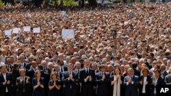 Quốc vương Tây Ban Nha Felipe (giữa), Thủ tướng Mariano Rajoy (giữa trái), Chủ tịch Catalonia Carles Puigdemont (giữa phải), cùng công chúng cử hành phút mặc niệm các nạn nhân trong các vụ tấn công khủng bố ở Barcelona, Tây Ban Nha, ngày 18/8/2017.