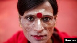 Seorang anggota komunitas transgender dalam aksi unjuk rasa menentang RUU Transgender di New Delhi, India, 28 Desember 2018. 