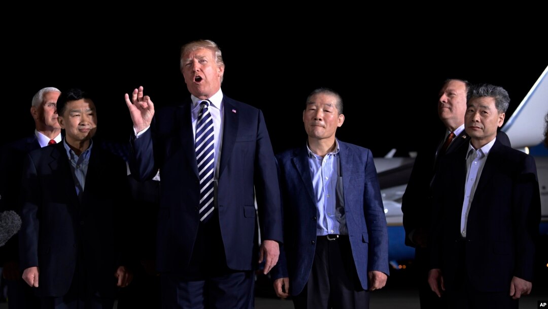 Presiden Donald Trump memberikan sambutan saat berdiri bersama Tony Kim (kedua dari kiri), Kim Dong Chul (kanan tengah) dan Kim Hak Song (kanan), tiga warga Amerika yang ditahan di Korea Utara selama lebih dari setahun, setibanya di Pangkalan Angkatan Udara Andrews di Maryland, 10 Mei 2018. 