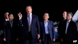 Presiden Donald Trump memberikan sambutan saat berdiri bersama Tony Kim (kedua dari kiri), Kim Dong Chul (kanan tengah) dan Kim Hak Song (kanan), tiga warga Amerika yang ditahan di Korea Utara selama lebih dari setahun, setibanya di Pangkalan Angkatan Udara Andrews di Maryland, 10 Mei 2018. 