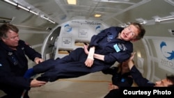 Ahli astrofisika Stephen Hawking, yang hampir lumpuh karena penyakit ALS, menikmati ruang hampa dalam Boeing 727. (Jim Campbell, Aero-News Network)