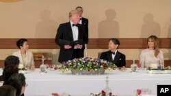 El presidente de EE.UU. Donald Trump (centro) y el emperador Naruhito con sus esposas en el banquete ofrecido a los Trump en el Palacio Imperial de Tokio, el lunes 27 de mayo de 2019. Foto de la Agencia de la Casa Imperial de Japón.