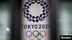 Logo Olimpiade Tokyo di gedung Kantor Pemerintah Metropolitan Tokyo di Tokyo, Jepang, 22 Januari 2021. (Foto: Reuters)