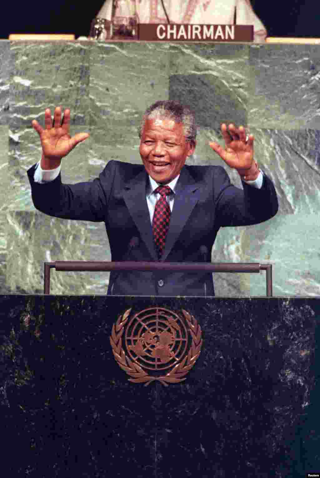Nelson Mandela oo la hadlayay guddiga QM ee ka soo horjeeda midabtakoorka.June 22, 1990.&nbsp;