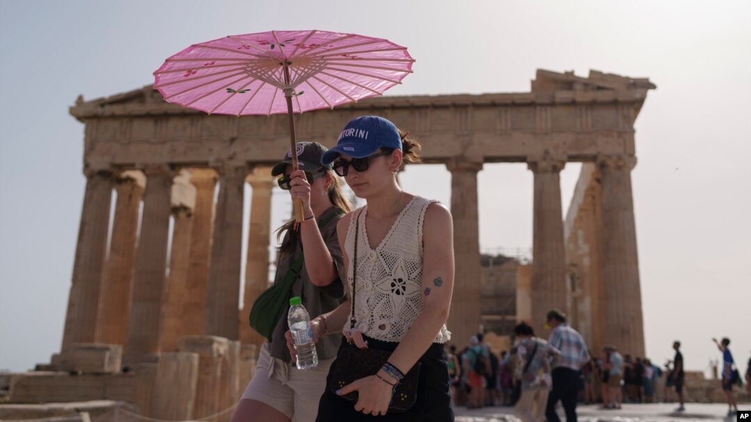 ARHIVA: Turisti u Atini (Foto: AP/Petros Giannakouris)
