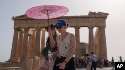 ARHIVA: Turisti u Atini (Foto: AP/Petros Giannakouris)