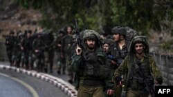 2023年10月15日，以色列士兵在以色列北部与黎巴嫩接壤的一个未公开区域巡逻，与此同时以色列和巴勒斯坦伊斯兰组织哈马斯之间的战斗仍在进行。