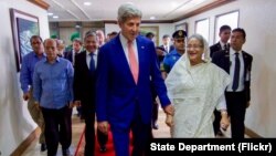El secretario Kerry tuvo una conversación "franca" con la primera ministra bangladeshí, Sheikh Hasina Wazed en Dhaka.