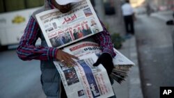 Un vendeur de journaux, au Caire, en Egypte, le 9 novembre 2016.