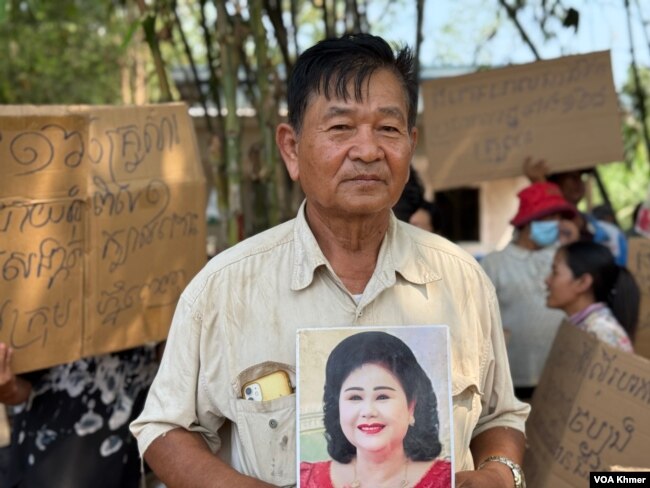 លោក ជុំ សំអឿន ចូលរួម​ក្នុងការតវ៉ា​ទាមទារ​ប័ណ្ណកម្មសិទ្ធិដីធ្លីនៅកោះមាស ថ្ងៃអាទិត្យ​ ទី​១៦ ខែកុម្ភៈ​ ឆ្នាំ​២០២៥។​ (ហ៊ុល រស្មី/វីអូអេ)